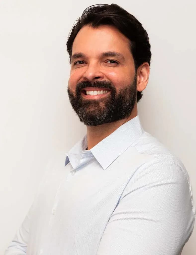 Dr. Júlio César Leal, formação e experiência